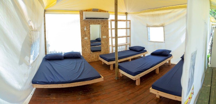 גלאמפינג בצפון בלום וילג'