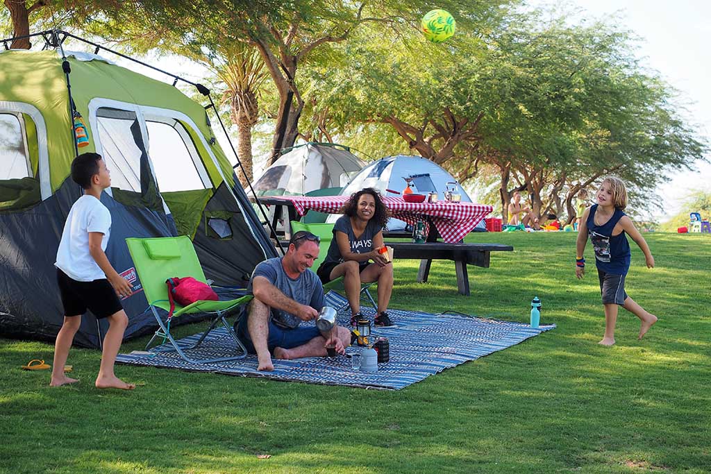 קמפינג משפחתי בחניוני הלילה.