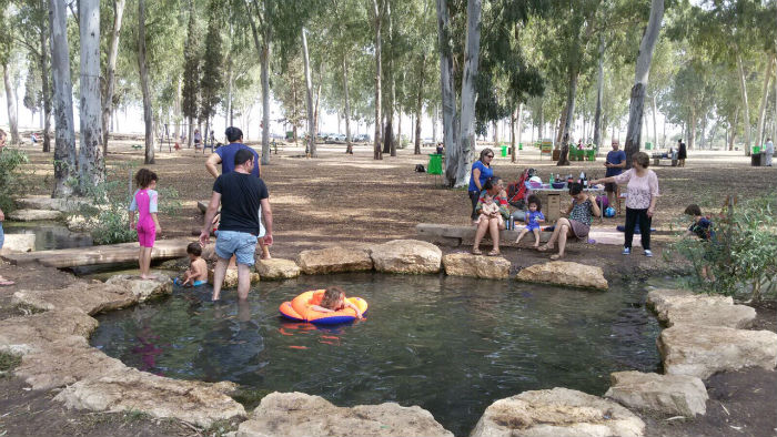 בריכת שכשוך במרכז בריכת שכשוך